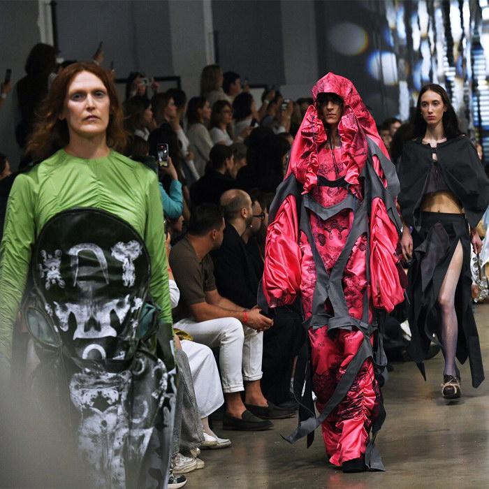 Кокошники и капрон на лицах: образы на показе «Феномен российской идентичности»