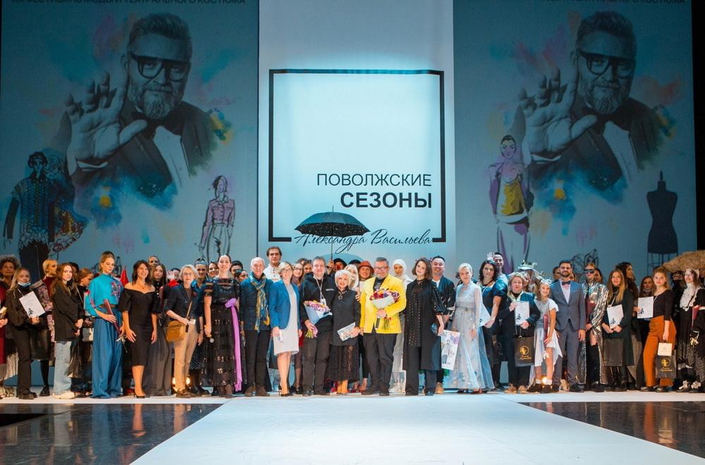 Коллекции выпускниц профессиональных курсов на показе Александра Васильева